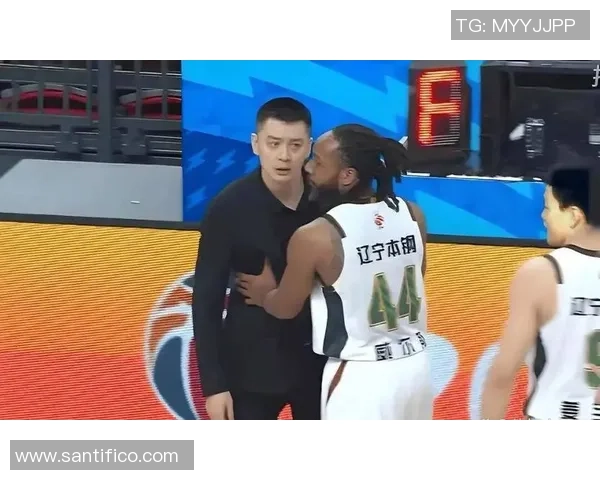 杨鸣摸99号裁判的屁股!不断诉苦,接连吃T 被驱赶进场